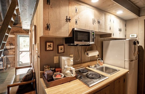Spring Grove Cabin | Cozy Cabin with fireplace, hot tub & hiking trails