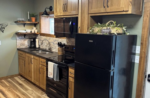 Branson Cabin | Cozy cabin with fireplace Lake Taneycomo Dock Fishing!
