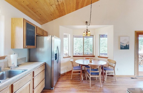 Indian Mountain Cabin | Cozy cabin with full kitchen, large deck, W/D & private hot tub