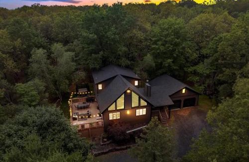 Albrightsville Ski Chalet | Cozy Cabin with Hot Tub, Pets, Lake
