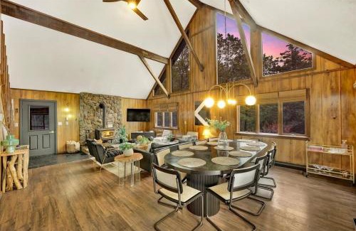 Albrightsville Ski Chalet | Cozy Cabin with Hot Tub, Pets, Lake