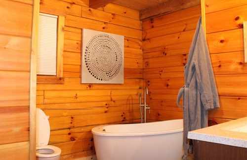 New Plymouth Cabin | Cozy cabin with hot tub & firepit
