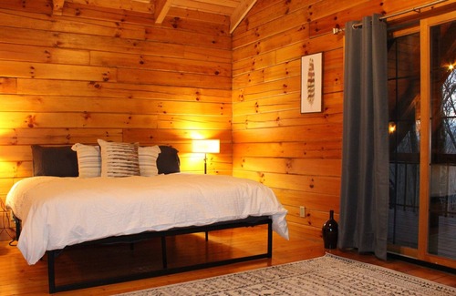New Plymouth Cabin | Cozy cabin with hot tub & firepit