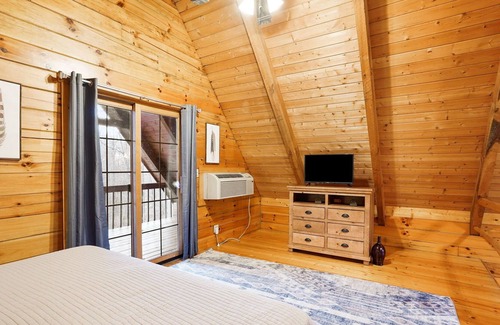 New Plymouth Cabin | Cozy cabin with hot tub & firepit