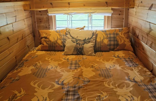 Pentre Berw Cabin | Cozy Cabin with Hot Tub Retreat in Anglesey