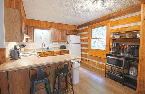 Bryson City Cabin | Cozy Cabin with Hot Tub in Tranquil Bryson City