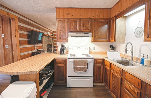 Bryson City Cabin | Cozy Cabin with Hot Tub in Tranquil Bryson City