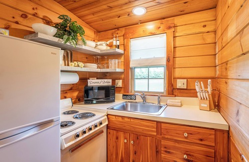 Millersburg Cabin | Cozy cabin with hot tub and jacuzzi, Amish Country