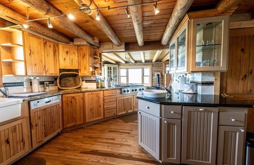 Kremmling Cabin | Cozy Cabin with Jaw-Dropping views of Gore Pass