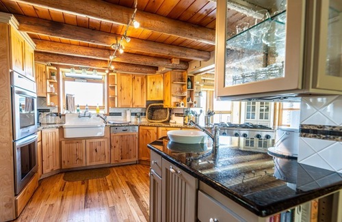 Kremmling Cabin | Cozy Cabin with Jaw-Dropping views of Gore Pass