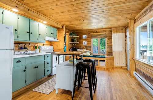Red Bank House | Cozy Cabin with Large Cedar Hot Tub