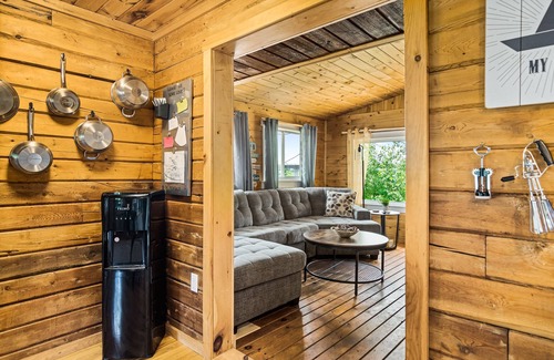Red Bank House | Cozy Cabin with Large Cedar Hot Tub