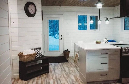 Lac du Bonnet Cabin | Cozy cabin with outdoor hot-tub