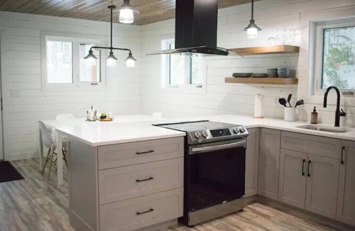 Lac du Bonnet Cabin | Cozy cabin with outdoor hot-tub