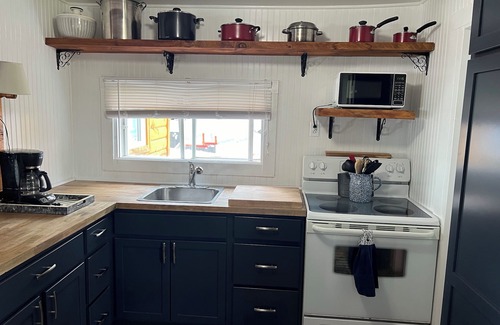 Champlain Cabin | Cozy cabin with panoramic lake views, quiet area, perfect for the family!