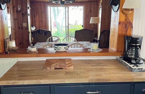 Champlain Cabin | Cozy cabin with panoramic lake views, quiet area, perfect for the family!