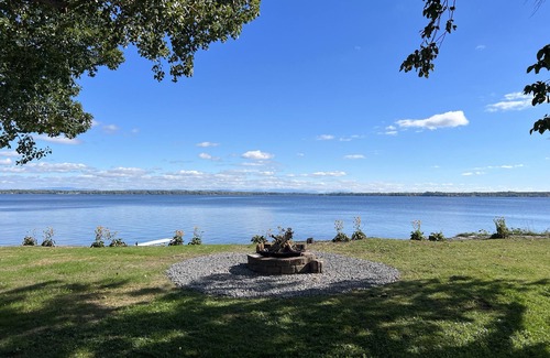 Champlain Cabin | Cozy cabin with panoramic lake views, quiet area, perfect for the family!