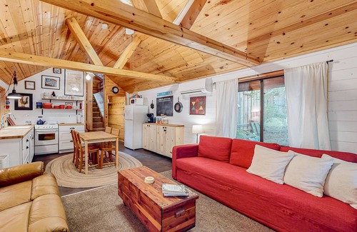 Zigzag Cabin | Cozy cabin with private hot tub, grill, & W/D - easy access to river & mountain
