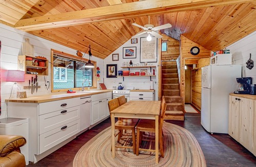 Zigzag Cabin | Cozy cabin with private hot tub, grill, & W/D - easy access to river & mountain