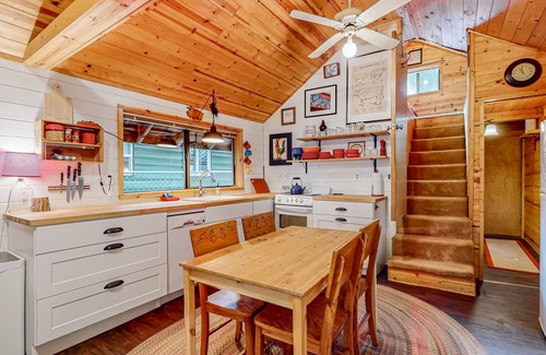 Zigzag Cabin | Cozy cabin with private hot tub, grill, & W/D - easy access to river & mountain