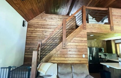 Bonners Ferry Cabin | Cozy Cabin with river view and access