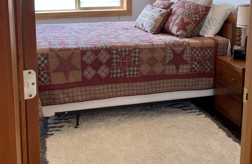 Kimberly Cabin | Cozy Cabin with River Access optional full 50amp RV hook-ups onsite