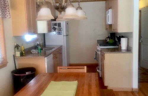 Pioneer Trail House | Cozy Cabin with Mountain Views from Deck, Loft and Hot Tubn