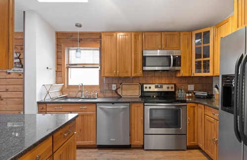 Glasser Cabin | Cozy Cabin with Hot Tub, Private Lake & Game Room