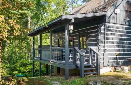 Pittman Center Cabin | Cozy cabin with views, hot tub, fireplace & serenity.