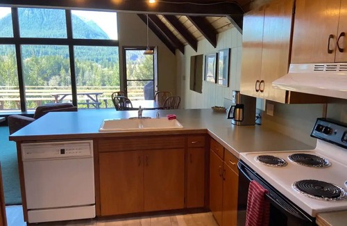 Packwood Cabin | Cozy cabin with views of Mt. Rainier & the Cowlitz river.