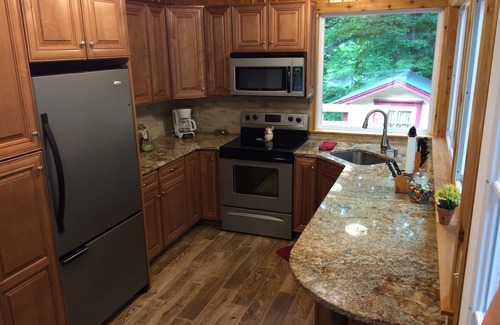 Franklin House | Cozy Cabin with Waterfalls 'Tween Franklin/Highlands