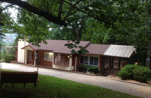 Franklin House | Cozy Cabin with Waterfalls 'Tween Franklin/Highlands