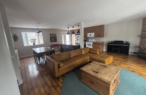 Dalhousie House | Cozy Calgary Stampede Sanctuary Home