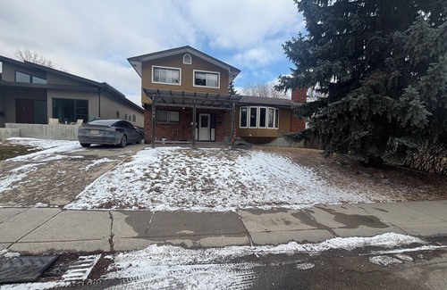 Dalhousie House | Cozy Calgary Stampede Sanctuary Home