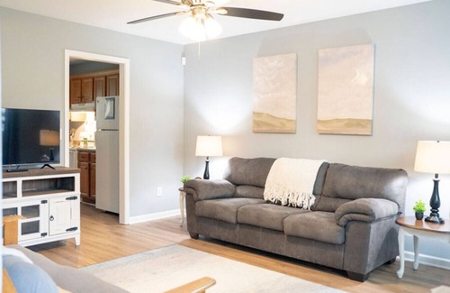 Auburn House | Cozy Camelia A - Comfortable Economy Stay