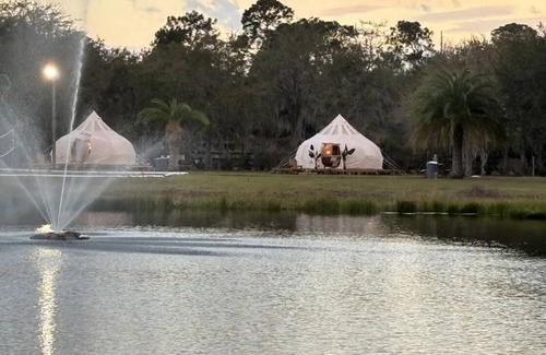 Plymouth RV Rental | Cozy campground in adorable Astatula with AC