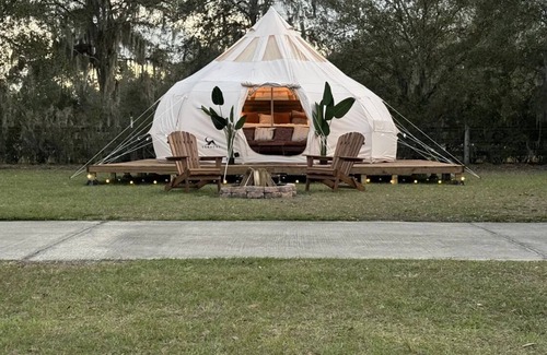 Plymouth RV Rental | Cozy campground in adorable Astatula with AC