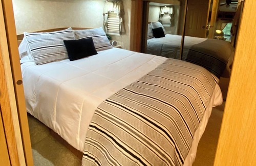 Treloar House | Cozy camping- 5th wheel camper and hot tub just minutes from great country fun!