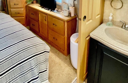 Treloar House | Cozy camping- 5th wheel camper and hot tub just minutes from great country fun!