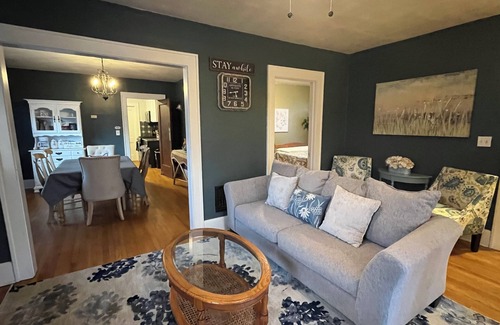 Eastside Apartment | Cozy Campus Upstairs 3 Bedroom Apartment steps from Syracuse University