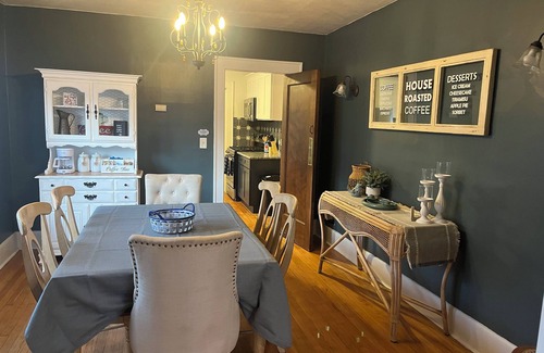 Eastside Apartment | Cozy Campus Upstairs 3 Bedroom Apartment steps from Syracuse University