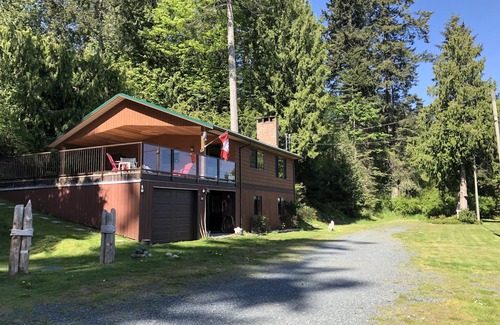 Regional District of Nanaimo Cabin | Cozy Canadian cabin overlooking the ocean! 1 min to the beach