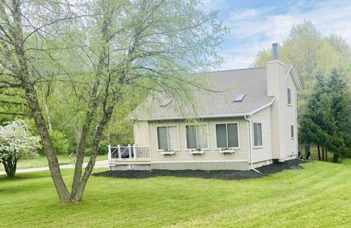 Canadian Lakes Cottage | Cozy Canadian lakes cottage (Pet friendly)
