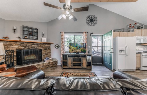 Ruidoso Cabin | Cozy Canyon Cabin | 2 Queens + Hot Tub