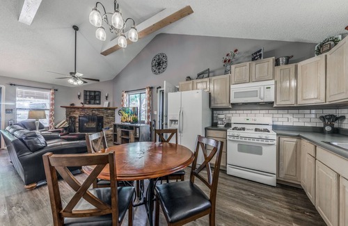 Ruidoso Cabin | Cozy Canyon Cabin | 2 Queens + Hot Tub
