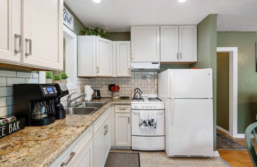 Mountain Club Cabin | Cozy canyon cabin nestled in the Prescott Pines-dog-friendly for your getaway!