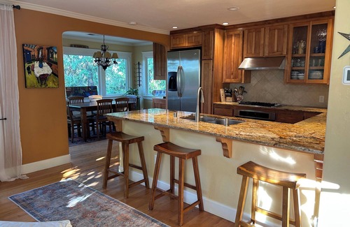 Auburn House | Cozy Canyon Retreat -Walk to Eateries and Hike in Canyon