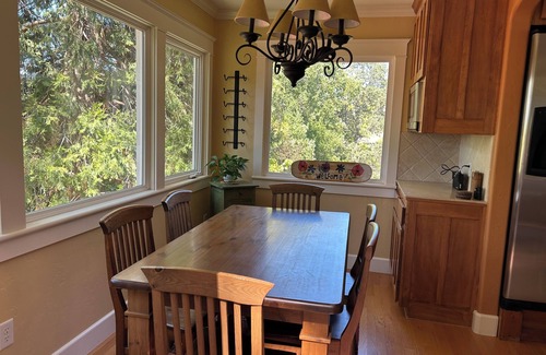 Auburn House | Cozy Canyon Retreat -Walk to Eateries and Hike in Canyon