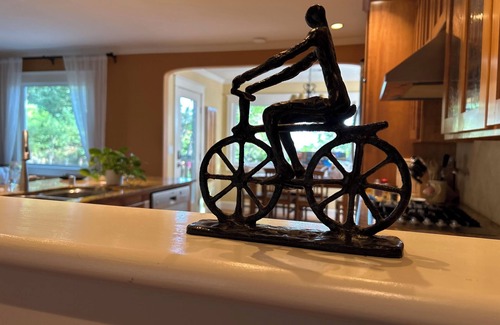 Auburn House | Cozy Canyon Retreat -Walk to Eateries and Hike in Canyon