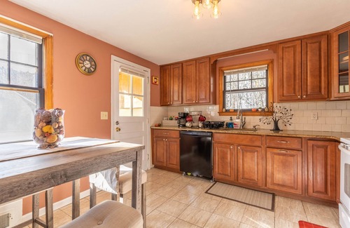 New Britain House | Cozy Cape Close to Farmington, Plainville & Downtown New Britain
